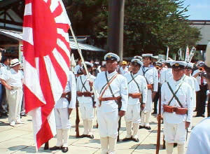 旧軍人姿で社頭参拝